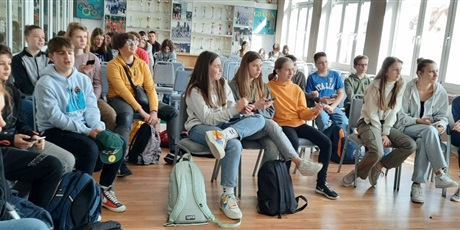 Powiększ grafikę: Uczniowie siedzą w auli na spotkaniu podczas Dni Językowych