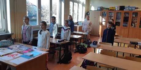 Powiększ grafikę: Uczniowie śpiewają hymn Polski.