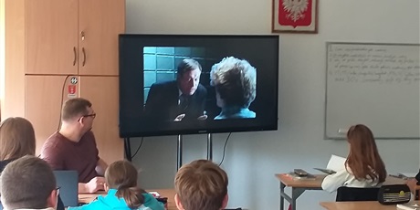Powiększ grafikę: Uczniowie oglądają film o zdrowiu psychicznym.