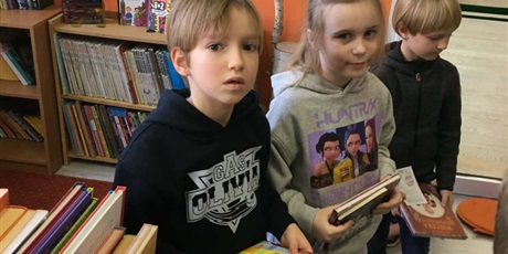 Powiększ grafikę: Dzieci z książkami