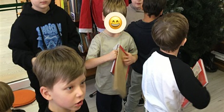 Powiększ grafikę: Dzieci z książkami