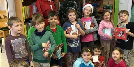 Powiększ grafikę: Dzieci z książkami