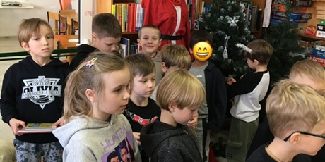 Powiększ grafikę: Dzieci z książkami