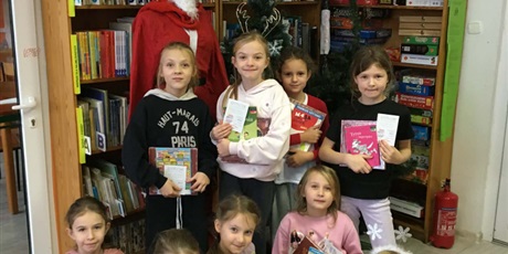 Powiększ grafikę: Dzieci z książkami - zdjęcie grupowe