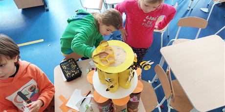 Powiększ grafikę: Dzieci ozdabiają tort.