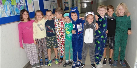 Powiększ grafikę: Dzieci stoją ubrane w piżamy.