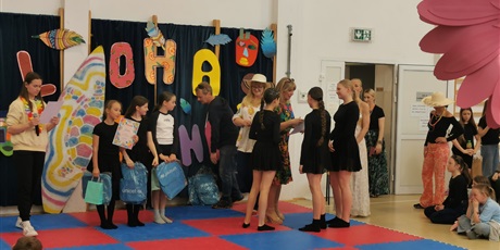 Powiększ grafikę: szkolny-konkurs-aloha-dance-616142.jpg