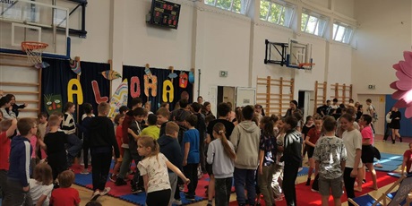 Powiększ grafikę: szkolny-konkurs-aloha-dance-616145.jpg