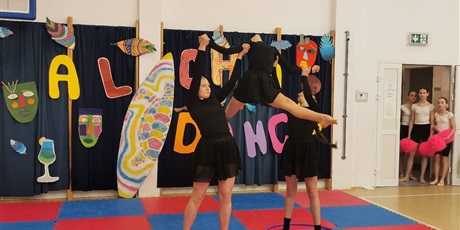 Powiększ grafikę: szkolny-konkurs-aloha-dance-616154.jpg