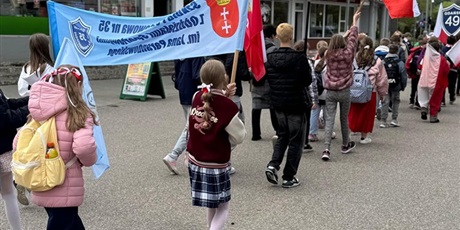 Powiększ grafikę: trzeci-przemarsz-szkol-i-przedszkoli-witaj-majowa-jutrzenko-611610.jpg