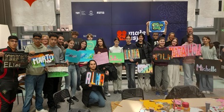 Powiększ grafikę: Uczniowie z nkartkami na których napisane są ich imiona