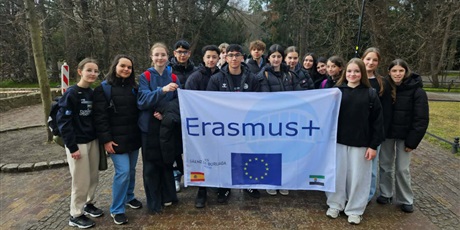 Powiększ grafikę: Uczniowie z flagą Erasmus+ w  Parku Oliwskim