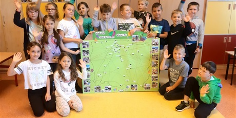 Powiększ grafikę: Uczniowie pokazują wykonaną mapę Polski z zaznaczonymi miejscami, które odwiedziły w czasie wakacji.