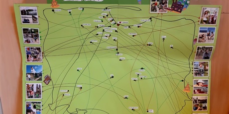 Powiększ grafikę: Mapa Polski ze zdjęciami i zaznaczonymi miejscami, które odwiedzili uczniowie klasy 3c podczas wakacji.