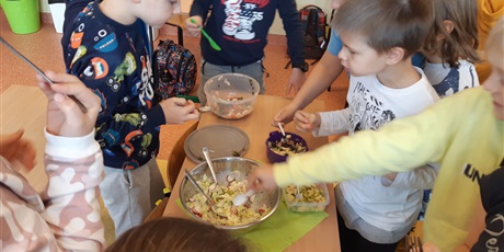 Powiększ grafikę: Dzieci smakują przygotowane sałatki.