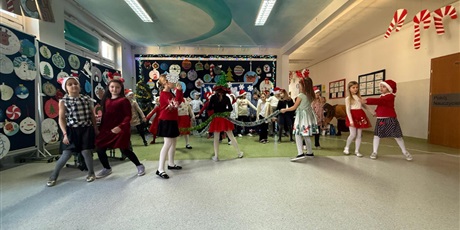 Powiększ grafikę: zyczenia-swiateczne-od-dzieci-ze-swietlicy-667920.jpg