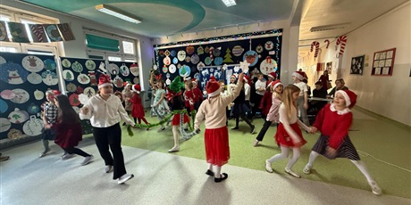 Powiększ grafikę: zyczenia-swiateczne-od-dzieci-ze-swietlicy-667923.jpg