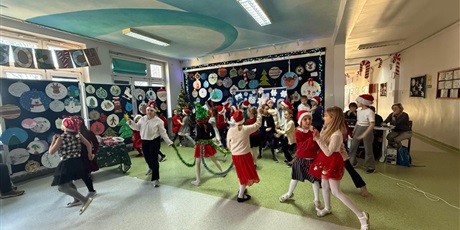 Powiększ grafikę: zyczenia-swiateczne-od-dzieci-ze-swietlicy-667925.jpg