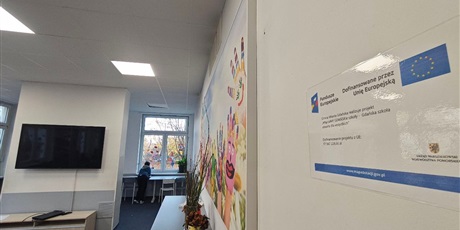 Powiększ grafikę: zdjęcie sali z zamontowanymi panelmi wygłuszającymi