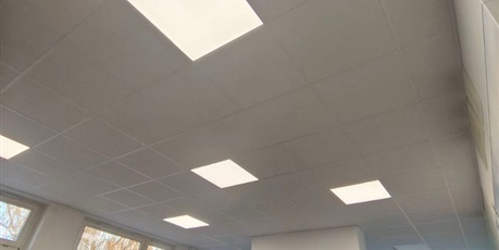 Powiększ grafikę: zdjęcie sali z zamontowanymi panelmi wygłuszającymi