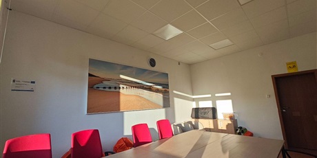 Powiększ grafikę: zdjęcie sali z zamontowanymi panelmi wygłuszającymi