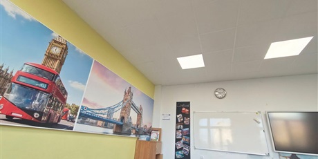 Powiększ grafikę: zdjęcie sali z zamontowanymi panelmi wygłuszającymi