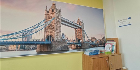 Powiększ grafikę: zdjęcie sali z zamontowanymi panelmi wygłuszającymi