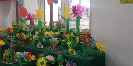 Powiększ grafikę: sztuczne kwiaty zrobione przez dzieci