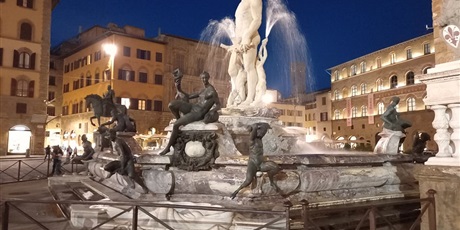Powiększ grafikę: Zdjęcie przedstawia fontannę we Florencji.